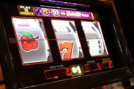 Live roulette wheel in action on jljl8 with dealer visible on stream